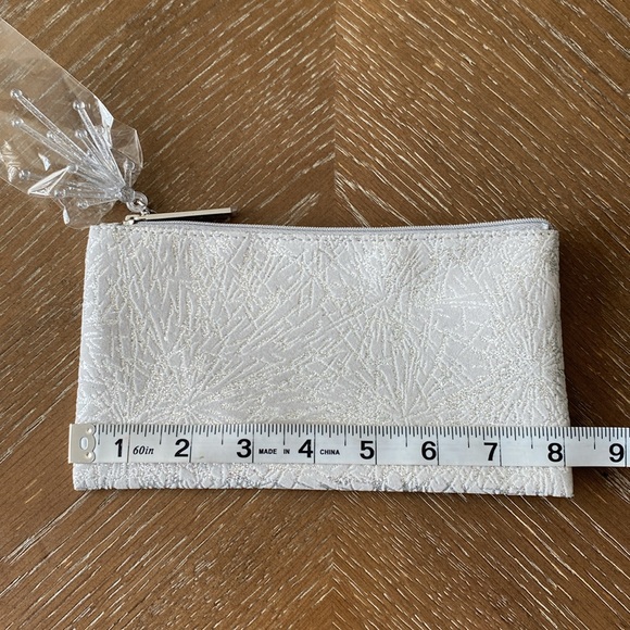 MAC 143SES Travel size face brush & Special Edition travel bag - Picture 12 of 15